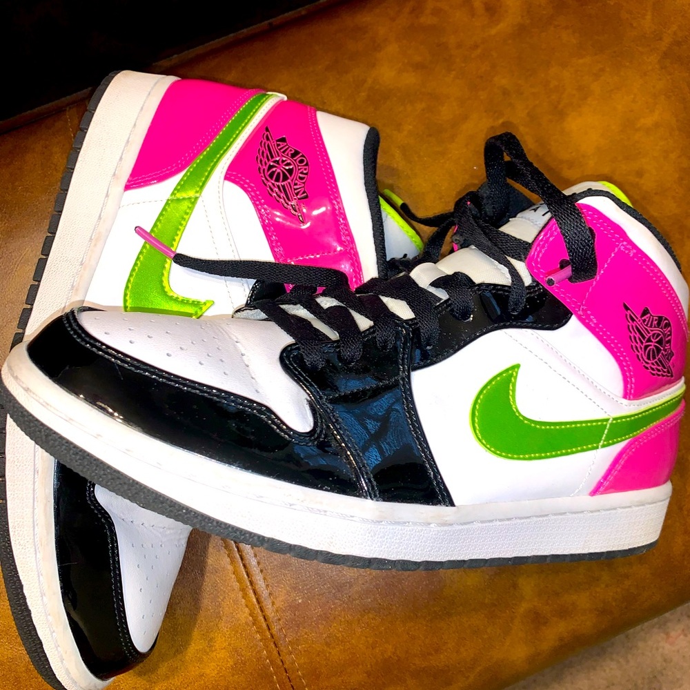 *FLASH SALE(Ending Soon)‼️ Air Jordan 1 Mid “White/Black/Cyber Pink” Size 10